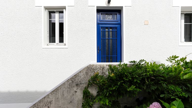 porte d'entrée sur mesure bleue en bois